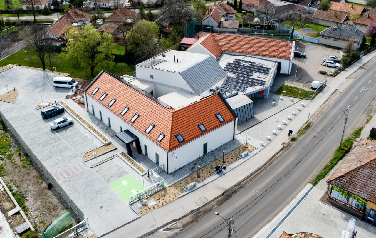 Eleven Business & Sport Hotel Jaszarokszallas Buitenkant foto