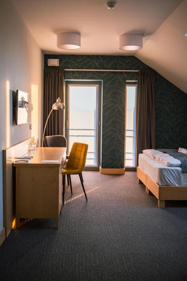 Eleven Business & Sport Hotel Jaszarokszallas Buitenkant foto