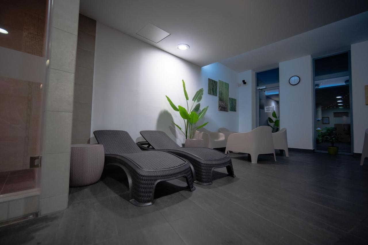 Eleven Business & Sport Hotel Jaszarokszallas Buitenkant foto