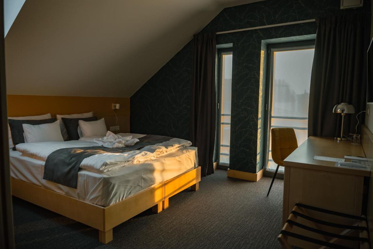 Eleven Business & Sport Hotel Jaszarokszallas Buitenkant foto
