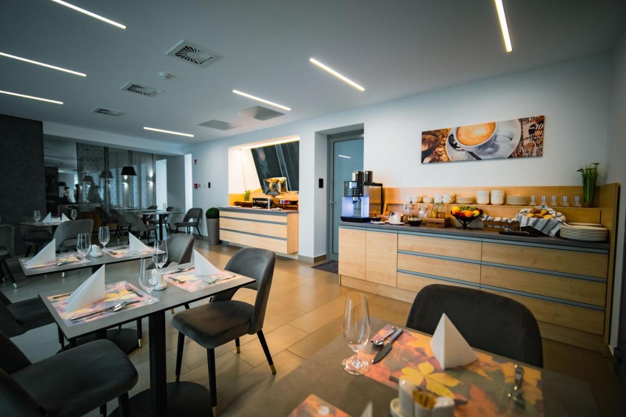 Eleven Business & Sport Hotel Jaszarokszallas Buitenkant foto