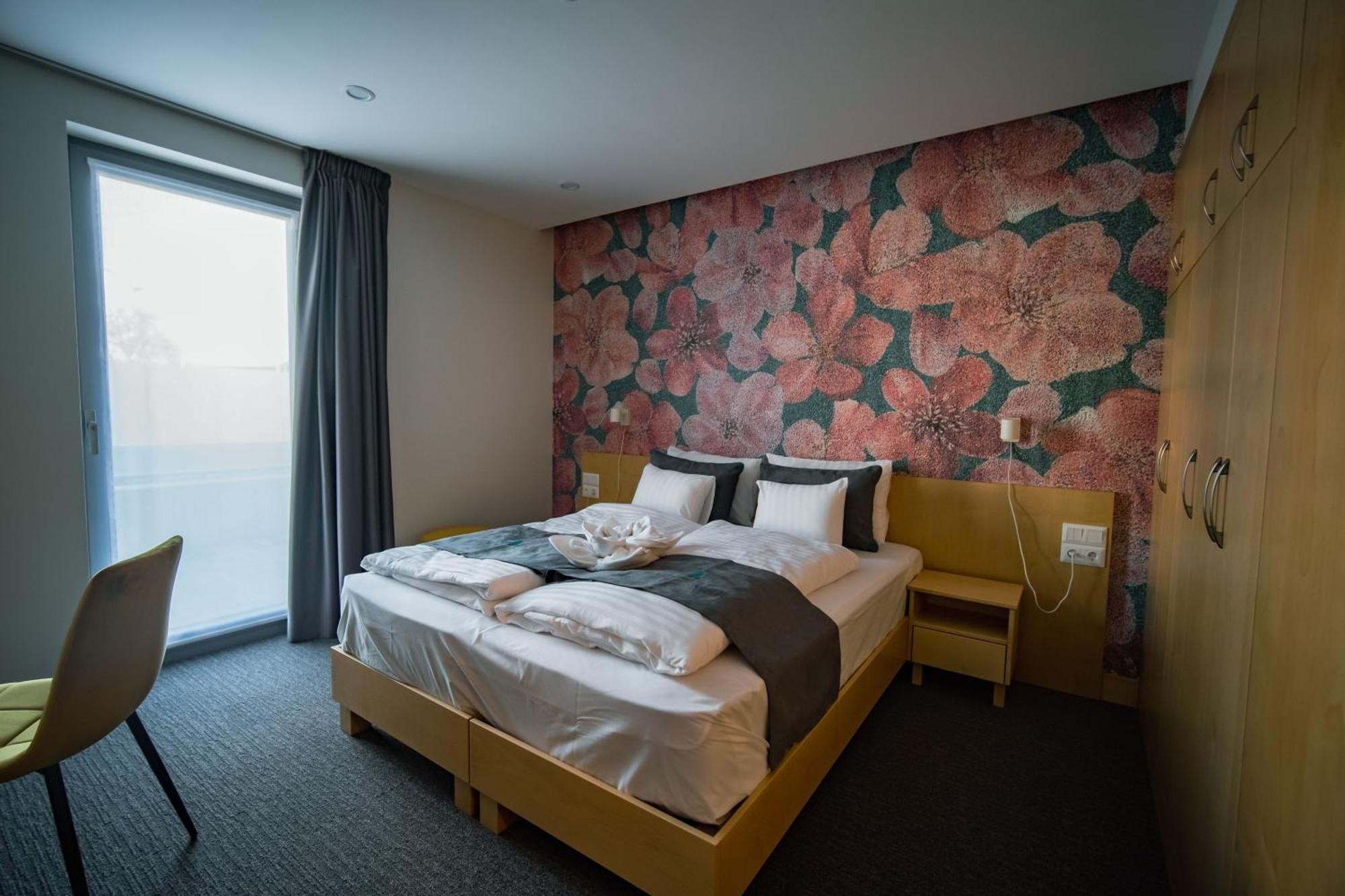 Eleven Business & Sport Hotel Jaszarokszallas Buitenkant foto