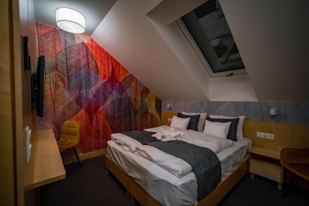 Eleven Business & Sport Hotel Jaszarokszallas Buitenkant foto