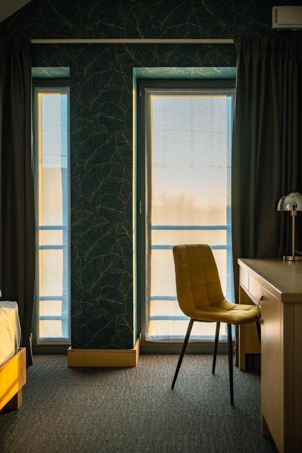 Eleven Business & Sport Hotel Jaszarokszallas Buitenkant foto