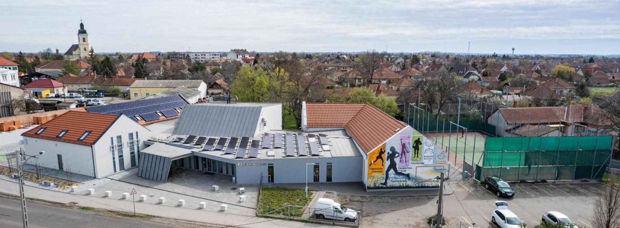 Eleven Business & Sport Hotel Jaszarokszallas Buitenkant foto