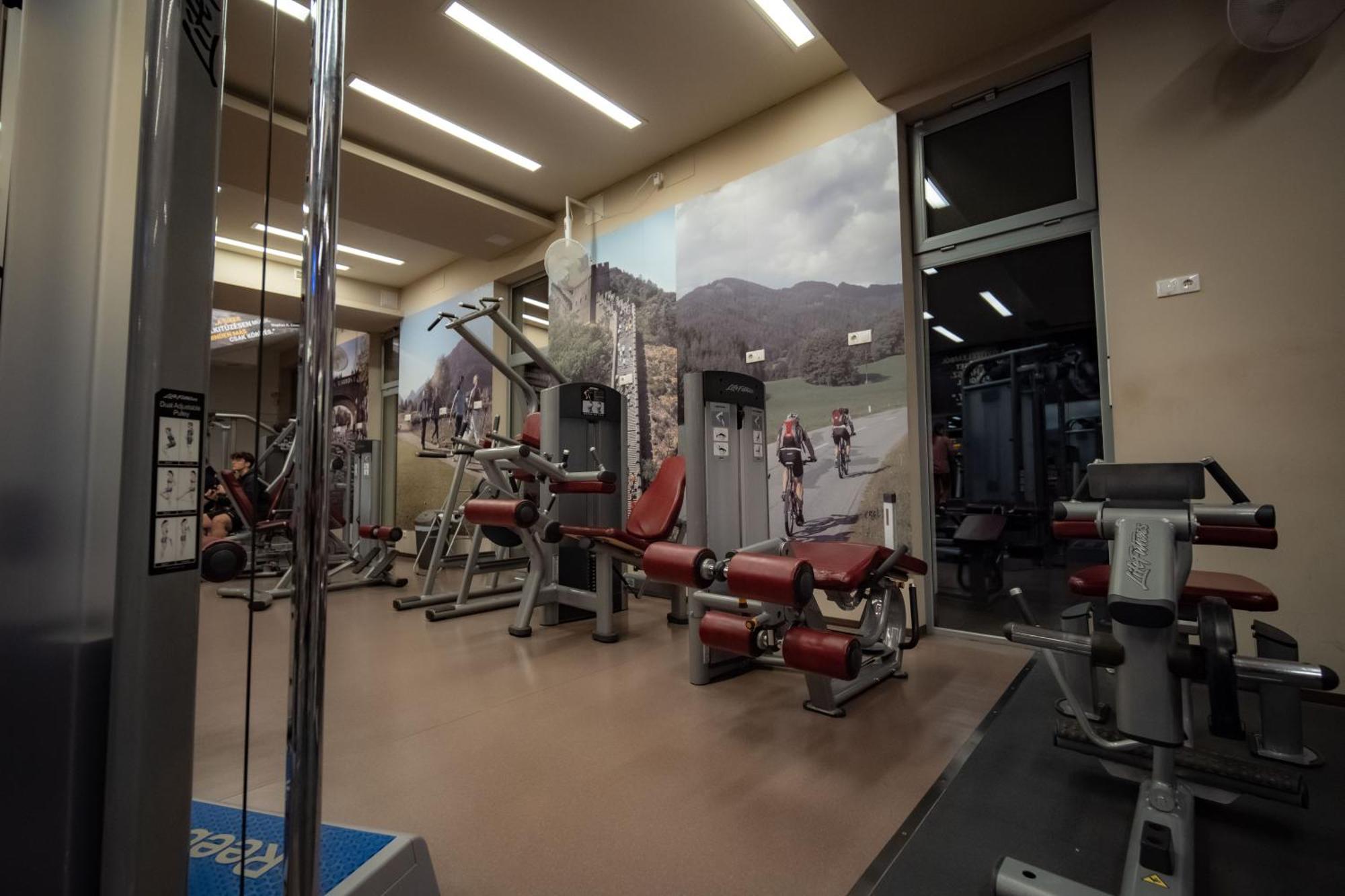 Eleven Business & Sport Hotel Jaszarokszallas Buitenkant foto