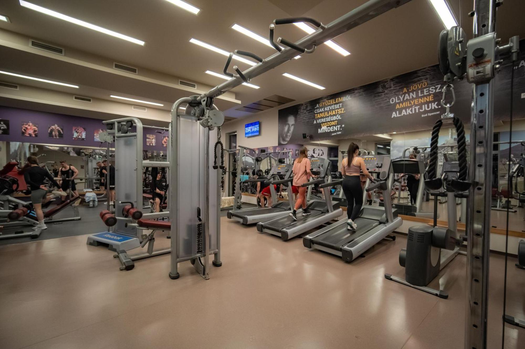 Eleven Business & Sport Hotel Jaszarokszallas Buitenkant foto