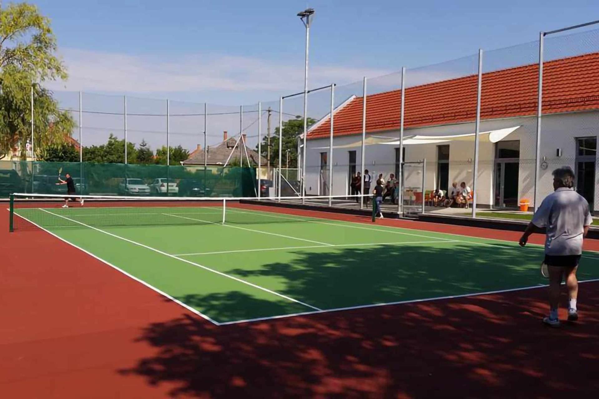 Eleven Business & Sport Hotel Jaszarokszallas Buitenkant foto