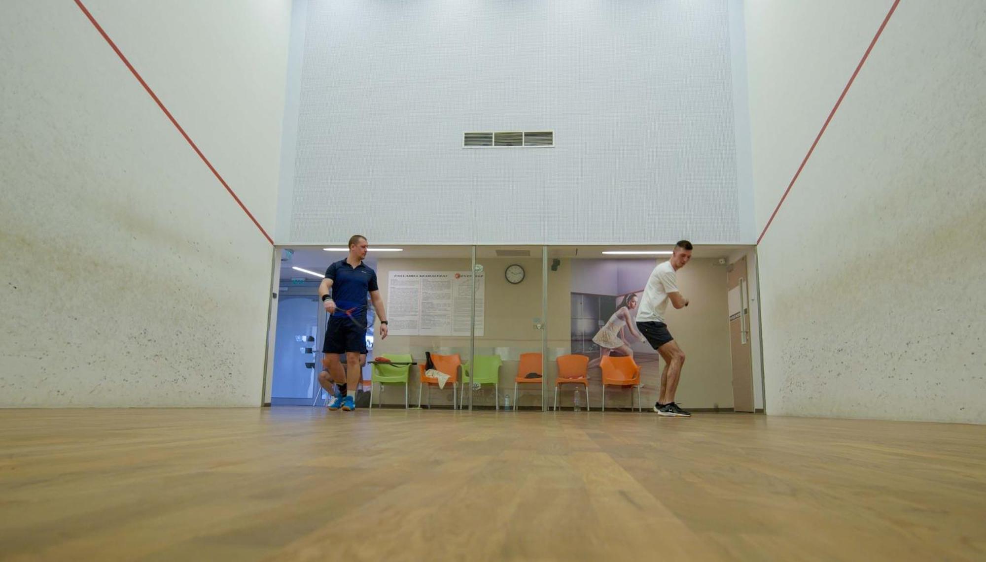 Eleven Business & Sport Hotel Jaszarokszallas Buitenkant foto